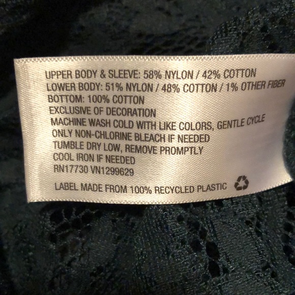 Laced flowy forest green long sleeve top. - Picture 7 of 7